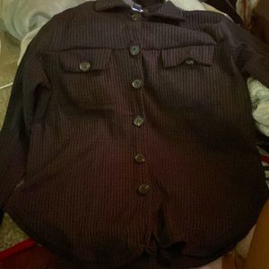 I’m telling this nice top and it’s stretches it’s black and it’s a size medium.